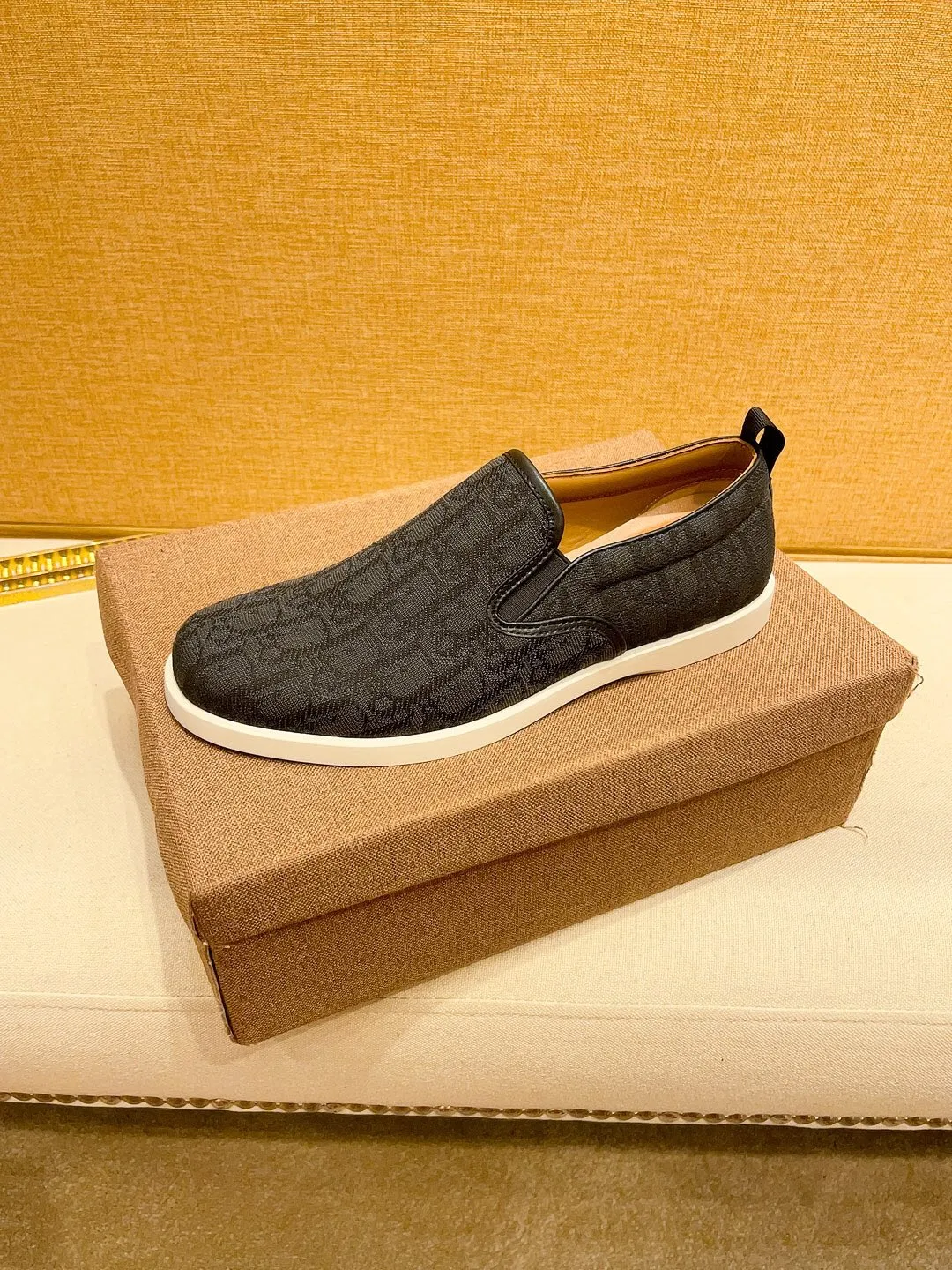 Factory price 380🔥[Dior] The latest 2024 new model is carefully crafted and set off the audience! An international brand that continues to innovate. This men's all-season casual shoe, the original version, has an all-leather upper, breathable and comfortable leather feet ➕Rubber non-slip outsole, breathable and comfortable, quality speaks for itself👄Color: two colors Size: 38-44